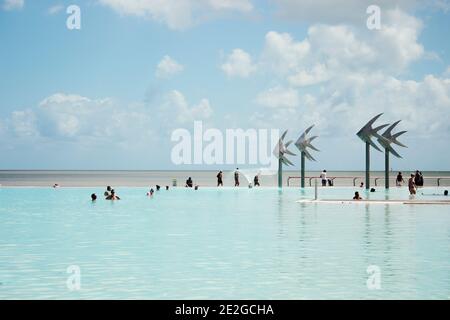 Menschen entspannen in Cairns Lagoon auf der Esplanade, in Cairns, Queensland, Australien Stockfoto