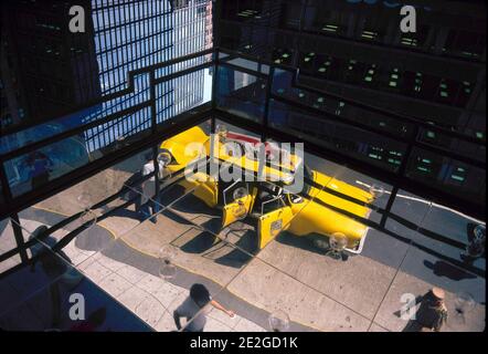 USA, New York: Spiegelung eines gelben Taxis im Fenster eines Gebäudes im Stadtteil Manhattan im Jahr 1981 Stockfoto