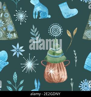 Aquarell Weihnachtsmuster, Weihnachtsbaum, Texturen, floral. Nahtloses Muster handbemalt Winter Folk Elemente auf grünem Hintergrund Stockfoto