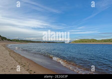 Die Ythan-Mündung in Aberdeenshire an der Ostküste Schottlands, unter einem großen blauen Himmel an einem späten Septembernachmittag mit einströmender Flut. Stockfoto