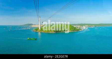 Die längste Seilbahn auf der Insel Phu Quoc In Südvietnam und unten ist traditionelle Fischerboote gesäumt Im Hafen von Duong Dong Stadt Stockfoto