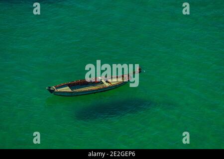 Bunte lokale Fischerboot auf grean Wasser bei Phu Quoc, Vietnam.Travel Konzept. Selektiver Fokus Stockfoto