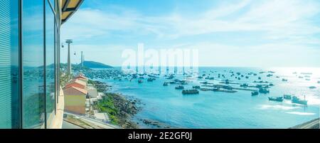 Die längste Seilbahn auf der Insel Phu Quoc In Südvietnam und unten ist traditionelle Fischerboote gesäumt Im Hafen von Duong Dong Stadt Stockfoto