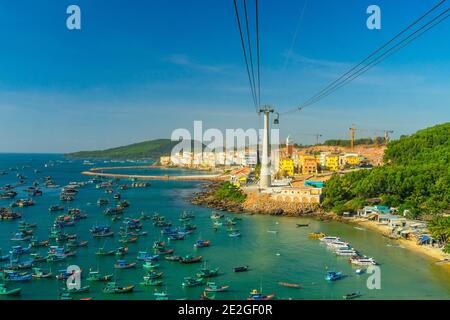 Die längste Seilbahn auf der Insel Phu Quoc In Südvietnam und unten ist traditionelle Fischerboote gesäumt Im Hafen von Duong Dong Stadt Stockfoto