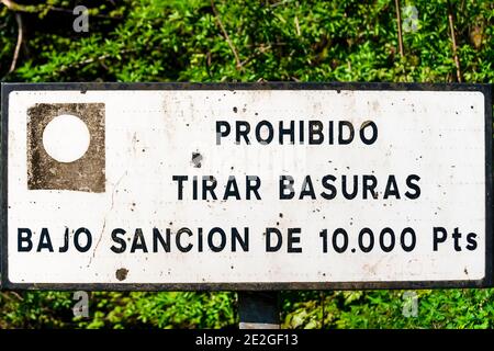 Verbotszeichen in einer Stadt in Asturien.das Signal wird in Pesetas geschrieben, der Währung, die in Spanien vor der Ankunft des Euro herrschte. Stockfoto