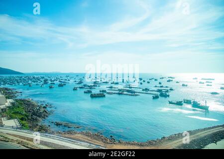 Luftaufnahme der traditionellen Fischerboote gesäumt in einem Thoi Hafen von Duong Dong Stadt in der beliebten Phu Quoc Insel, Vietnam, Asien. Reisekonzept. Stockfoto