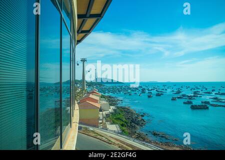 Die längste Seilbahn auf der Insel Phu Quoc In Südvietnam und unten ist traditionelle Fischerboote gesäumt Im Hafen von Duong Dong Stadt Stockfoto