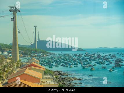 Die längste Seilbahn auf der Insel Phu Quoc In Südvietnam und unten ist traditionelle Fischerboote gesäumt Im Hafen von Duong Dong Stadt Stockfoto