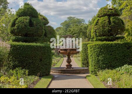 Wasserspiel im Nymans Haus und Garten. Stockfoto