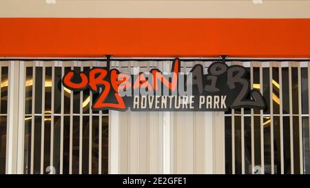 MIDDLETOWN, NY, VEREINIGTE STAATEN - Jul 12, 2020: Urban Air Adventure Park Front Eingang Schild mit verschlossenen Toren Stockfoto