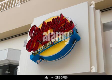 MIDDLETOWN, NY, USA - 12. Jul 2020: Johnny Rockets Restaurant Neon Eingangsschild, nicht beleuchtet, geschlossen Stockfoto