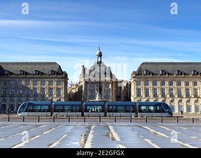 Bordeaux (Südwestfrankreich): Straßenbahn am Place de la Bourse Stockfoto