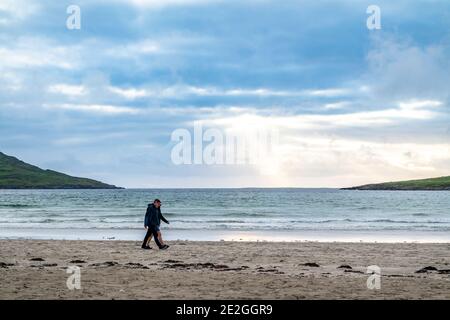 PORTNOO, COUNTY DONEGAL, IRLAND - AUGUST 18 2020: Leute, die den Strand von Narin während der Pandemie genießen. Stockfoto