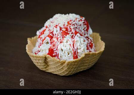Close up Spaghettieis Eisbecher mit Erdbeersoße in Waffelkegelbecher Stockfoto