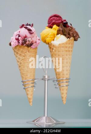 Eis und Sherbet mit Toppings in Waffelkegel Stockfoto