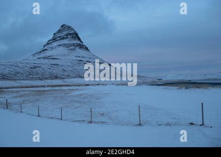 Landschaftlich reizvolle Aussicht verschneite, abgelegene Berglandschaft, Kirkjufell Mountain, Island Stockfoto
