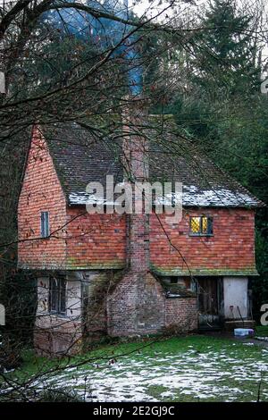 Hole Cottage, ein mittelalterliches Fachwerkhaus, Teil des Falconhurst Estate in Kent Stockfoto