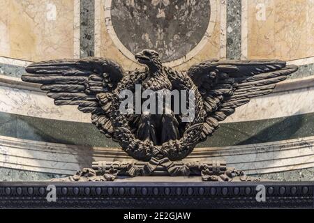 Nahaufnahme einer Adlerstatue aus Stein Stockfoto