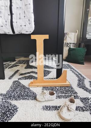 Moderne schwarz-weiße Babykrippe mit Holzdetails. Stockfoto