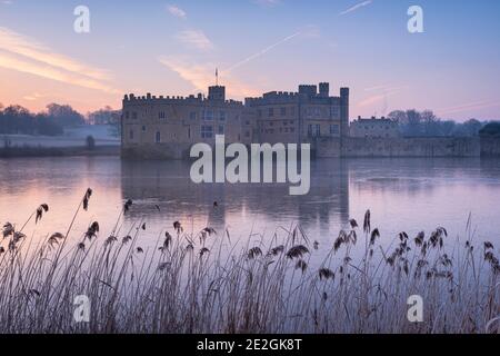 Winteraufgang auf der Burg Leeds; eine historische Burg 8 km südlich von Maidstone in Kent. Stockfoto