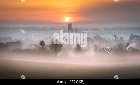 Aussichtspunkt mit Blick auf die Stadt Canterbury und die Kathedrale von Canterbury im Morgengrauen. Stockfoto