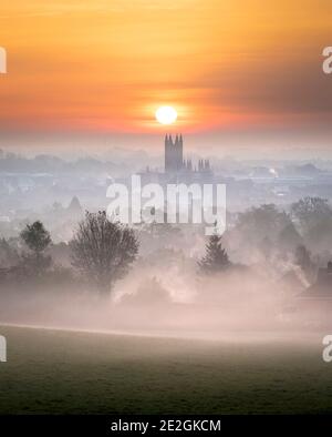 Aussichtspunkt mit Blick auf die Stadt Canterbury und die Kathedrale von Canterbury im Morgengrauen. Stockfoto