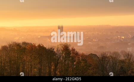 Aussichtspunkt mit Blick auf die Stadt Canterbury und die Kathedrale von Canterbury im Morgengrauen. Stockfoto