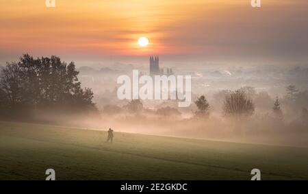 Aussichtspunkt mit Blick auf die Stadt Canterbury und die Kathedrale von Canterbury im Morgengrauen. Stockfoto