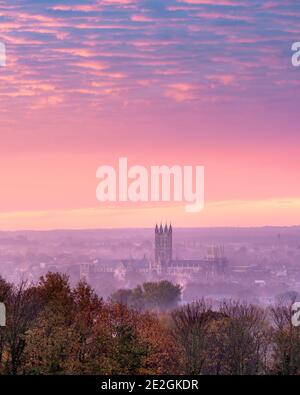 Aussichtspunkt mit Blick auf die Stadt Canterbury und die Kathedrale von Canterbury im Morgengrauen. Stockfoto