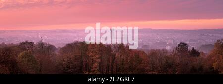 Aussichtspunkt mit Blick auf die Stadt Canterbury und die Kathedrale von Canterbury im Morgengrauen. Stockfoto