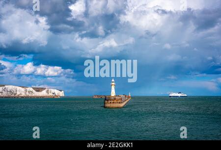 Eine ankommende Fähre in den Hafen von Dover mit den White Cliffs im Hintergrund. Dover, Kent Stockfoto