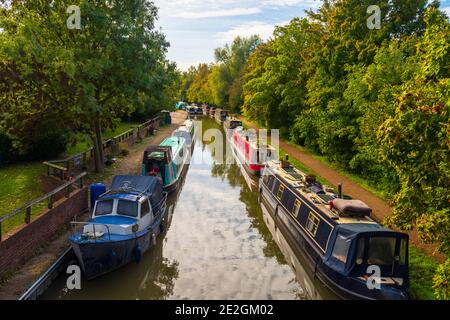 Bunte Schmalbboote vertäuten im Herbst entlang des Oxford-Kanals. Stockfoto