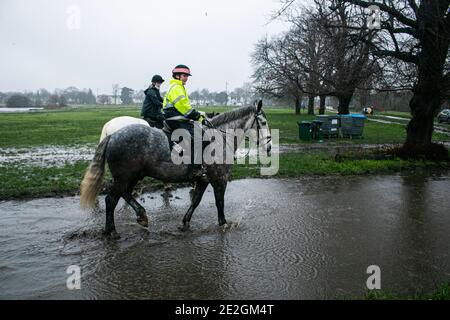 WIMBLEDON LONDON, GROSSBRITANNIEN 14. JANUAR 2021. Reiter reiten an einem grauen und kalten regnerischen Morgen auf einem waterlogged Wimbledon Common. In Teilen des Vereinigten Königreichs wurde eine Wetterwarnung mit Regensleet und Schneevorhersage ausgegeben. Kredit: amer ghazzal/Alamy Live Nachrichten Stockfoto