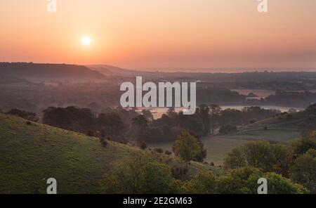 Ein Blick vom Kent Downs AONB bei Folkestone bei Sonnenaufgang. Stockfoto