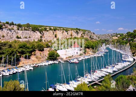 Marina der 'Calanque de Port-Miou' felsigen Bucht in Cassis (südostfrankreich) Stockfoto