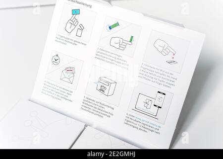 Corona-Antikörper-Selbsttest. Diese Art von Test, der den Nachweis einer früheren Infektion mit SARS Covid-19 ermöglicht, ist in Deutschland in weit verbreitet Stockfoto