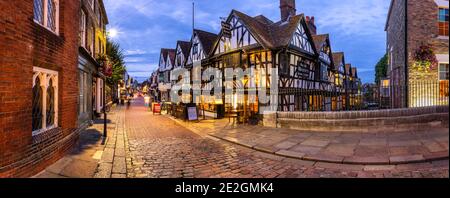 Der berühmte Blick auf die alten Weberhaus am Fluss Stour, Canterbury. Stockfoto