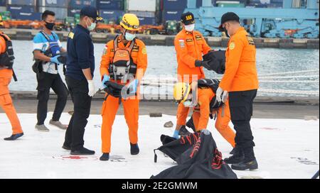 Jakarta, DKI Jakarta, INDONESIEN. Januar 2021. Das Basarnas-Schiff senkte 36 Körperteile und eine Tüte Schutt aus dem Srijaya-Flugzeug JS 182, die von der Absturzstelle genommen wurden. Quelle: Denny Pohan/ZUMA Wire/Alamy Live News Stockfoto