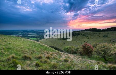 Sonnenuntergang auf der Kent Downs AONB in der Gegend bekannt als die "Devil's Kneting Trough", Wye Downs, Kent. Stockfoto