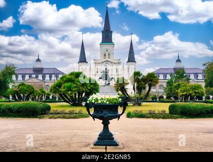 Jackson Square und die St. Louis Kathedrale, französisches Viertel, New Orleans, Louisiana. Stockfoto