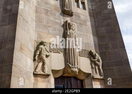 Skulpturen auf Lindley Clock Tower in West Yorkshire mit Zeit in der Mitte, Jugend auf der linken Seite und Alter auf der rechten Seite Stockfoto