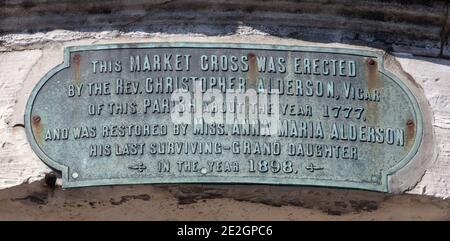 Schild am historischen Marktkreuz in Tickhill, Doncaster, South Yorkshire Stockfoto