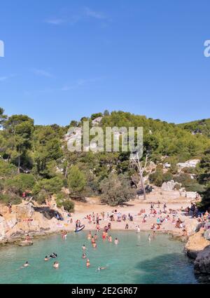 Touristen am Strand, felsige Bucht Calanque de Port-Pin, Nationalpark Calanques, zwischen Marseille und Cassis (Südostfrankreich) Stockfoto