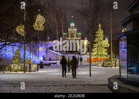Moskau, Russland - 04. Februar 2020: Festlich dekoriert für Winterferien Zaryadye Park. Panorama von Moskau. Russland weihnachten Stockfoto