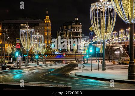 Moskau, Russland - 04. Februar 2020: Festlich dekoriert für Winterferien Zaryadye Park. Panorama von Moskau. Russland weihnachten Stockfoto
