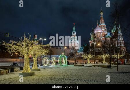 Moskau, Russland - 04. Februar 2020: Festlich dekoriert für Winterferien Zaryadye Park. Panorama von Moskau. Russland weihnachten Stockfoto