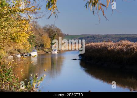 Spaziergang entlang des Flusses Arun an einem Herbstnachmittag, festgemacht Boote Stockfoto