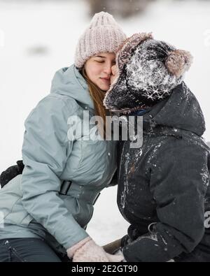 Porträt eines lächelnden Paares in der Liebe. Junge glückliche Paar zu Fuß im Winter Stockfoto