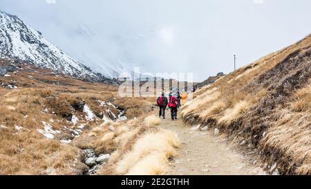 Annapurna, Nepal - 09. November 2018: Touristen auf dem Weg zum Annapurna Basislager, Himalaya, Nepal. Stockfoto