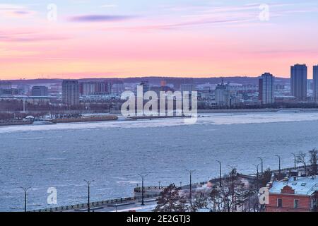 Blagoweschtschensk, Russland - 26. Jun 2020: Blick auf die chinesische Stadt Heihe vom Ufer der Stadt Blagoweschtschensk Stockfoto